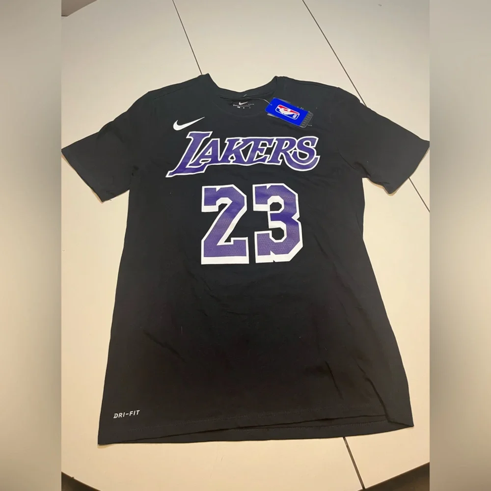 Los Angeles Lakers LeBron James 23 NWT medium NBA tee shirt basketball purple
